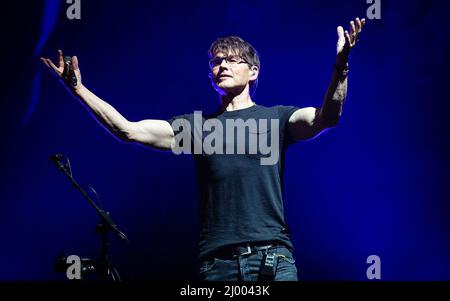 Morten Harket della band a-ha si esibisce dal vivo in un concerto a Brighton nel 2019 Foto Stock