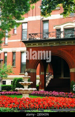 Un piccolo giardino fiorito si sviluppa vicino all'ingresso frontale della tenuta dell'Arcidiocesi di Chicago Foto Stock