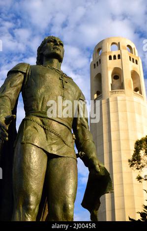 Una statua di Cristoforo Colombo si trova presso la Coit Tower a San Francisco Foto Stock