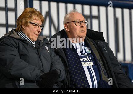 West Bromwich, Regno Unito. 15th Mar 2022. I fan di West Bromwich arrivano per la partita a West Bromwich, Regno Unito il 3/15/2022. (Foto di Craig Thomas/News Images/Sipa USA) Credit: Sipa USA/Alamy Live News Foto Stock