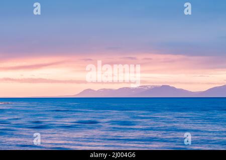 Vista sconfinata del mare in lontananza. Scena mattutina pittoresca e splendida. Location Place Hvitserkur, isola d'Islanda, Europa. Vintage e passato Foto Stock