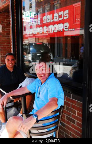 Due signori si godono al fresco cena nel North End di Boston Foto Stock