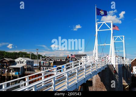 Un ponte pedonale attraversa Perkins Cove a Ogunquit Maine Foto Stock