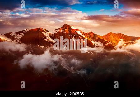 Uno sguardo alle colline illuminate dal sole al crepuscolo. Scenografia drammatica della sera. Location Place Grossglockner High Alpine Road, Austria. Europa. Cambiamenti climatici. Drone Foto Stock