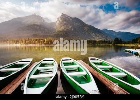 Famoso lago Hintersee con del molo in legno a giornata di sole. Pittoresca scena. Posizione resort Ramsau, parco nazionale Berchtesgadener Land, Bavar superiore Foto Stock