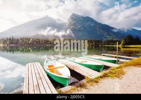 Famoso lago Hintersee con del molo in legno a giornata di sole. Pittoresca scena. Posizione resort Ramsau, parco nazionale Berchtesgadener Land, Bavar superiore Foto Stock