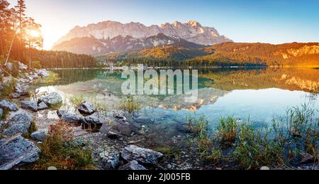 Un'occhiata al famoso lago Eibsee all'alba. Giorno meraviglioso scena splendida. Location resort Garmisch-Partenkirchen Bavarian alp, turismo d'Europa. B Foto Stock