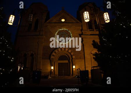 Vista dell'esterno della Basilica Cattedrale di San Francesco d'Assisi durante il Natale a Santa Fe Foto Stock