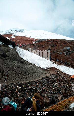 I turisti si arrampicano verso la vetta del Cotopaxi, uno stratovulcano vicino all'equatore; Latacunga, Cotopaxi, Ecuador. Foto Stock