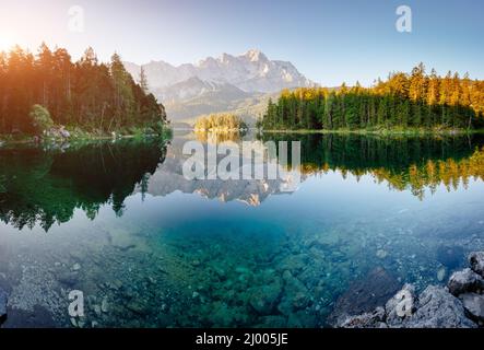 Una suggestiva vista del famoso lago Eibsee. Splendida giornata stupenda scena. Posizione resort Garmisch-Partenkirchen alp bavarese, l'Europa. Clima chang Foto Stock