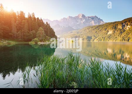 Un'occhiata al famoso lago Eibsee all'alba. Giornata pittoresca scena splendida. Location resort Garmisch-Partenkirchen Bavarian alp, turismo d'Europa. Foto Stock