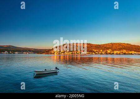 Tramonto sulla baia del mare nel villaggio di Rogoznica, una popolare destinazione turistica sulla costa dalmata del mare Adriatico in Croazia, Europa. Foto Stock