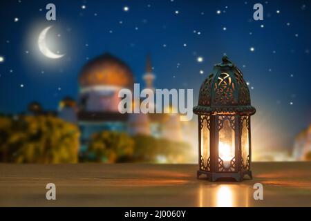 Ramadan Kareem saluto. Lanterna islamica sul cielo notturno con luna a mezzaluna e stelle. Fine del digiuno. Carta Hari Raya. Decorazione EID al-Fitr. Foto Stock