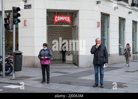 Madrid, Spagna. 24th Feb 2022. I pedoni si trovano di fronte al negozio Camper, una multinazionale spagnola di produzione e calzature, in Spagna. (Foto di Xavi Lopez/ SOPA Images/Sipa USA) Credit: Sipa USA/Alamy Live News Foto Stock