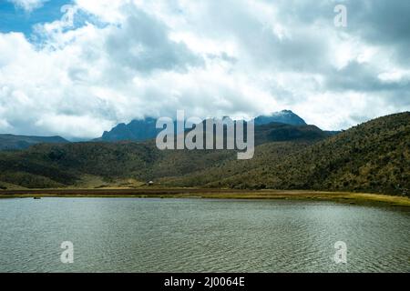 Vista di Laguna de Limpiopungo in Parque Nacional Cotopaxi; Latacunga, Cotopaxi, Ecuador. Foto Stock