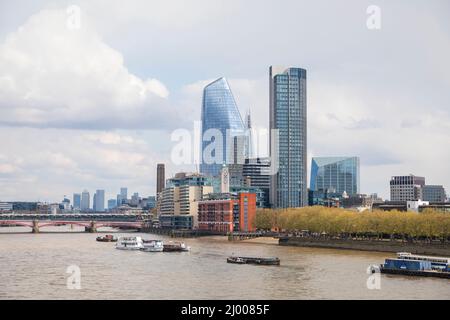Vista verso One Blackfriars & Southbank Tower a Londra, Inghilterra Foto Stock
