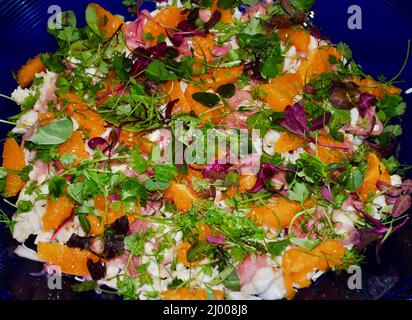 Insalata colorata con frutta d'uva e salmone affumicato Foto Stock