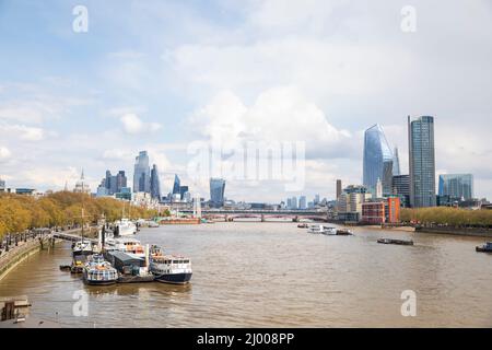 Vista verso i grattacieli della City of London (L) & South Bank (R), Londra, Inghilterra. Foto Stock