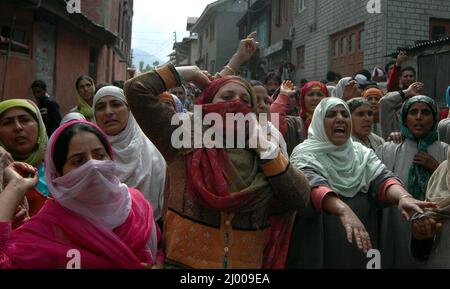 Le donne musulmane di Kashmiri urlano slogan a favore della libertà dopo una battaglia di armi a Baramulla, 55 km a nord di Srinagar. Due militanti, tra cui un comandante appartenente a Hizbul Mujahideen, il principale gruppo militante del Kashmir, sono stati uccisi nella battaglia delle armi nel distretto di Baramulla. Aprile 23, 2008. Kashmir, India. Foto Stock