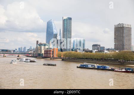 Vista verso One Blackfriars & Southbank Tower a Londra, Inghilterra. Foto Stock