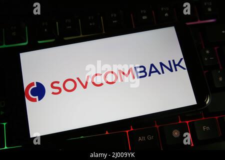 Viersen, Germania - Marzo 9. 2022: Visualizzazione sullo schermo del telefono cellulare sulla tastiera del computer con il logo della Sovcombank russa Foto Stock