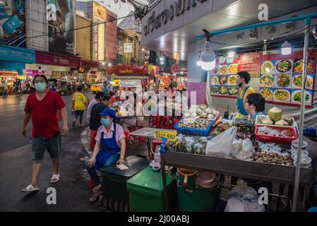 Bangkok, Tailandia. 15th Mar 2022. I venditori di cibo hanno visto aspettare i clienti a Bangkok Chinatown. Chinatown, conosciuta anche come Yaowarat, è la famosa destinazione per i turisti di notte, con molte bancarelle di cibo di strada e ristoranti cinesi. (Foto di Peerapon Boonyakiat/SOPA Images/Sipa USA) Credit: Sipa USA/Alamy Live News Foto Stock