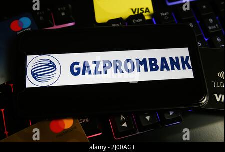 Viersen, Germania - Marzo 9. 2022: Visualizzazione sullo schermo del telefono cellulare sulla tastiera del computer con il logo di gazprombank Foto Stock