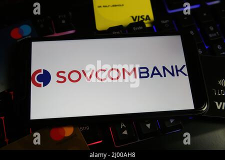 Viersen, Germania - Marzo 9. 2022: Visualizzazione sullo schermo del telefono cellulare sulla tastiera del computer con il logo della Sovcombank russa Foto Stock