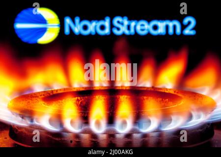 Bruciatore a gas sullo sfondo del logo Nord Stream 2 Foto Stock