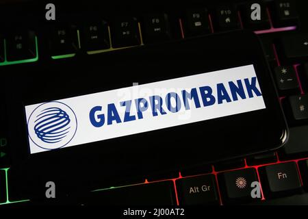 Viersen, Germania - Marzo 9. 2022: Visualizzazione sullo schermo del telefono cellulare sulla tastiera del computer con il logo di gazprombank Foto Stock