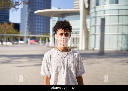 Un giovane afroamericano che guarda la fotocamera con un volto serio. Foto Stock