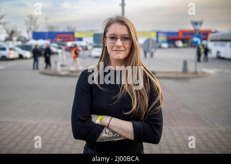 Przemysl, Polonia. 15th Mar 2022. La tedesca Anne Bergmann aiuta la Polonia al confine con l'Ucraina dal 05.03.2022. Qui si trova di fronte all'ufficio di registrazione dei rifugiati a Przemysl, in Polonia. Anne Bergmann vive nella valle dell'Ahr ed è stata vittima della devastante alluvione del 2021. Ora vorrebbe restituire simbolicamente con il suo aiuto anche una parte dell'aiuto che la gente nella valle dell'Ahr ha sperimentato dopo il disastro dell'inondazione. Credit: Christoph Reichwein/dpa/Alamy Live News Foto Stock