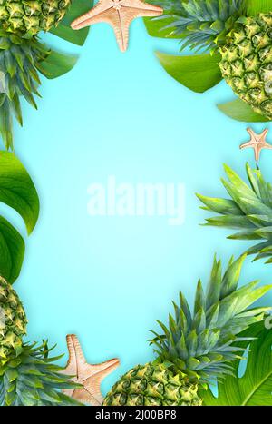 Concetto di sfondo estivo. Vista dall'alto della spiaggia di vacanza con stelle marine, ananas e foglie di monstera su sfondo blu. Foto Stock