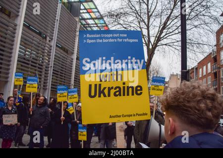 Londra, Regno Unito. 15th marzo 2022. I manifestanti si sono riuniti al di fuori dell'ufficio nazionale in solidarietà con l'Ucraina e hanno invitato il governo britannico ad abolire l'obbligo del visto per i rifugiati ucraini. Credit: Vuk Valcic/Alamy Live News Foto Stock