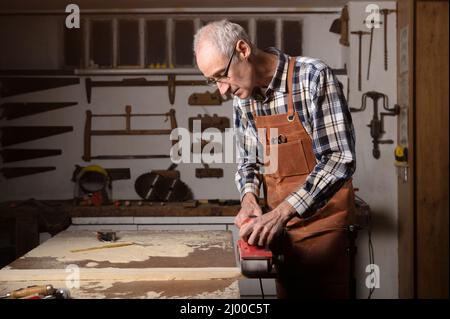 Falegname levigare il legno con levigatrice a nastro in officina in legno  progetto di legno o Falegnameria di lavorazione del legno. Riprese a 4K° di  alta qualità Foto stock - Alamy