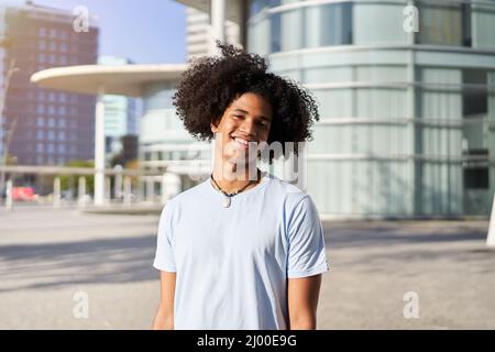 Felice giovane afroamericano che guarda la macchina fotografica con sorridente. Foto Stock