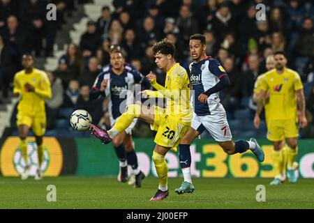 West Bromwich, Regno Unito. 15th Mar 2022. Neco Williams #20 di Fulham controlla la palla Credit: News Images /Alamy Live News Foto Stock