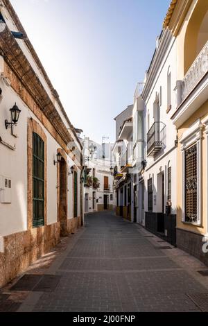 Nerja, Malaga - SPAGNA: Febbraio 15 2022. Belle strade della città di Nerja - Malaga - Spagna. Villaggio tipicamente andaluso Foto Stock