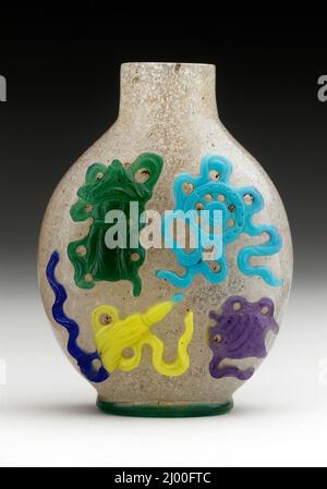 Bottiglia di tabacco da fiuto (Biyanhu) con otto emblemi buddisti (Bajixiang). Cina, cinese, dinastia Qing, periodo Qianlong, 1736-1795. Strumenti e attrezzature; bottiglie. Vetro overlay a sette colori con decorazioni scolpite Foto Stock