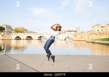 Donna felice divertirsi insieme. Giovane ballerina femminile che fa un passo di danza, signora turistica multirazziale ridendo. Stile di vita, libertà, celebrazione ed estate Foto Stock