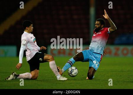 SCUNTHORPE, REGNO UNITO. MAR 15th Anthony Grant of Scunthorpe United e Josh Gordon of Barrow in azione durante la partita della Sky Bet League 2 tra Scunthorpe United e Barrow al Glanford Park, Scunthorpe di martedì 15th marzo 2022. (Credit: Will Matthews | MI News) Credit: MI News & Sport /Alamy Live News Foto Stock