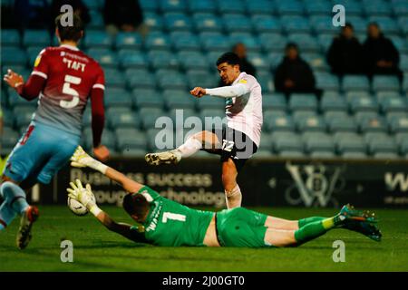 SCUNTHORPE, REGNO UNITO. MAR 15th Josh Gordon of Barrow spara durante la partita della Sky Bet League 2 tra Scunthorpe United e Barrow a Glanford Park, Scunthorpe martedì 15th marzo 2022. (Credit: Will Matthews | MI News) Credit: MI News & Sport /Alamy Live News Foto Stock