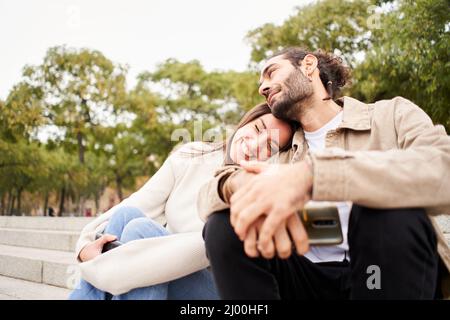 Caucasica giovane coppia innamorata divertirsi insieme all'aperto nel parco della città. Foto Stock