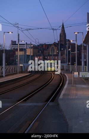 Nottingham Express Transit Bombardier Incentro tram 209 Sid Standard arrivo alla stazione ferroviaria di Nottingham al tramonto. Foto Stock