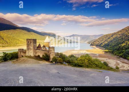 Splendida vista sul lago artificiale di Zhinvali. Scena insolita e splendida. Popolare attrazione turistica. Posizione famosa Place Ananuri complesso castello a Geo Foto Stock