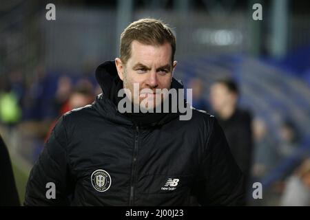 Birkenhead, Regno Unito. 15th Mar 2022. Simon Weaver, il responsabile della città di Harrogate, guarda avanti. EFL Skybet Football League Two match, Tranmere Rovers v Harrogate Town at Prenton Park, Birkenhead, Wirral martedì 15th marzo 2022. Questa immagine può essere utilizzata solo a scopo editoriale. Solo per uso editoriale, licenza richiesta per uso commerciale. Nessun uso in scommesse, giochi o un singolo club/campionato/giocatore publications.pic di Chris Stading/Andrew Orchard sport fotografia/Alamy Live News credito: Andrew Orchard sport fotografia/Alamy Live News Foto Stock