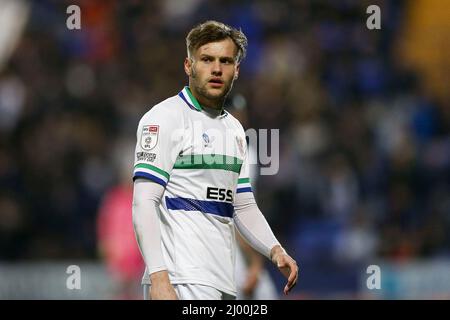 Birkenhead, Regno Unito. 15th Mar 2022. Elliott Nevitt di Tranmere Rovers guarda su. EFL Skybet Football League Two match, Tranmere Rovers v Harrogate Town at Prenton Park, Birkenhead, Wirral martedì 15th marzo 2022. Questa immagine può essere utilizzata solo a scopo editoriale. Solo per uso editoriale, licenza richiesta per uso commerciale. Nessun uso in scommesse, giochi o un singolo club/campionato/giocatore publications.pic di Chris Stading/Andrew Orchard sport fotografia/Alamy Live News credito: Andrew Orchard sport fotografia/Alamy Live News Foto Stock