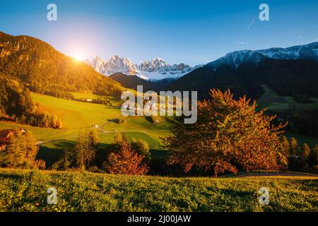 Giornata di sole nel villaggio di San Magdalena. Scena pittoresca e splendida. Ubicazione famosa Place Funes Valley, Odle Group, Dolomiti Alps. Provincia di Bolzano Foto Stock