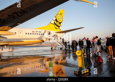 Cracovia, Polonia. 14th Mar 2022. I viaggiatori partono dall'aeroporto di Cracovia per Londra, poiché le restrizioni del Coronavirus agevolano i viaggiatori completamente vaccinati a Cracovia, in Polonia il 14 marzo 2022. (Foto di Dominika Zarzycka/Sipa USA) Credit: Sipa USA/Alamy Live News Foto Stock