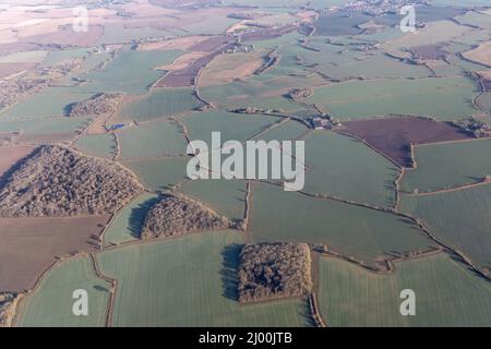 Londra, Regno Unito. 15th Mar 2022. Vista aerea della zona agricola del sud-est dell'Inghilterra il 15 marzo 2022. Come il tempo si riscalda, inizia la stagione agricola. (Foto di Dominika Zarzycka/Sipa USA) Credit: Sipa USA/Alamy Live News Foto Stock